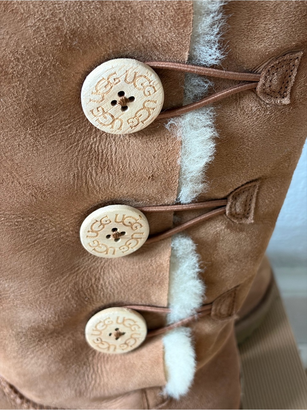 UGG Bailey Button Triplet Chestnut Suede Boot 1873 (9) - Picture 4 of 16